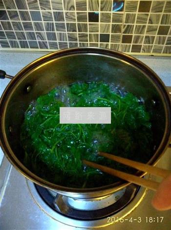 鲜艾叶鸡蛋瘦肉汤的做法步骤2
