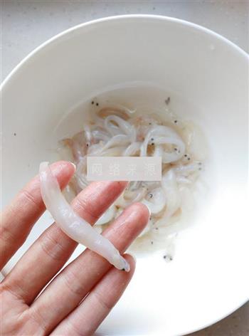 银鱼菠菜汤的做法图解1