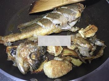 腌菜薹烧黄鱼的做法步骤5