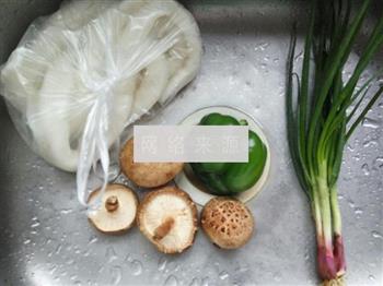 青椒蘑菇猪肠粉的做法步骤1