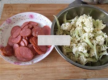花菜蒜香肠的做法步骤1