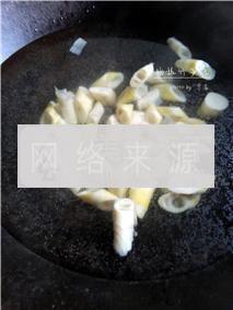 鲜嫩清香春笋汤的做法步骤2