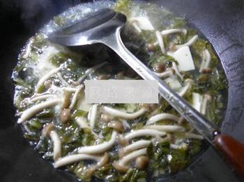 雪菜蟹味菇豆腐汤的做法图解5
