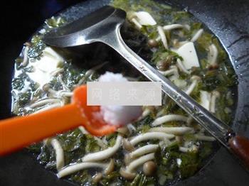 雪菜蟹味菇豆腐汤的做法图解6