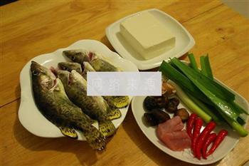 干锅桂鱼炖豆腐的做法步骤1