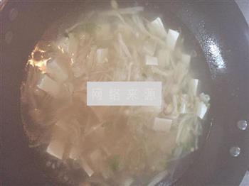 金针菇豆腐汤的做法图解3