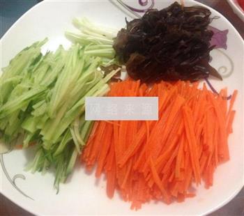 清爽三丝白菜卷的做法步骤2
