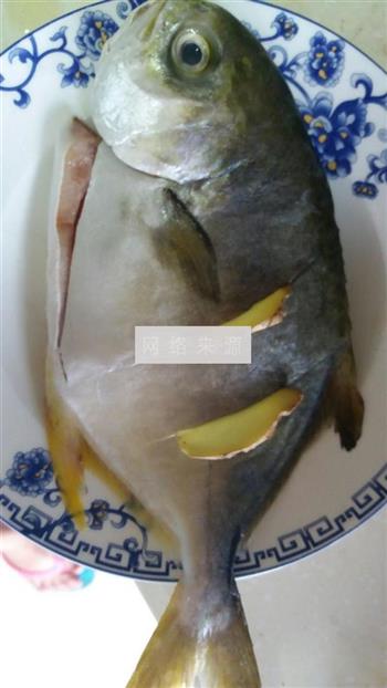 红烧鲳鱼的做法步骤1