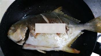 红烧鲳鱼的做法步骤3