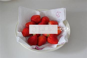 草莓班戟的做法步骤1