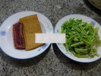 腊肉香干炒芹菜的做法步骤1