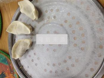 酸菜油渣水饺的做法步骤7