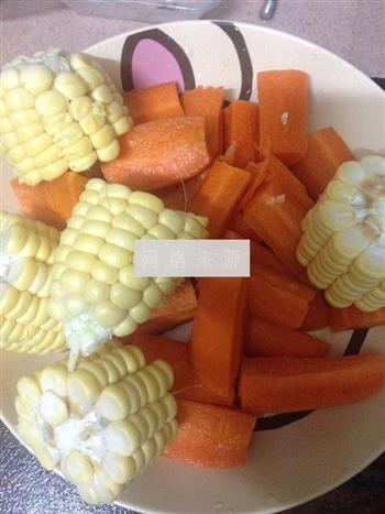 胡萝卜玉米排骨汤的做法图解1
