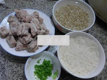 排骨薏米仁大米粥的做法图解1
