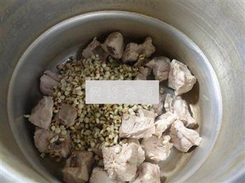 排骨薏米仁大米粥的做法图解3