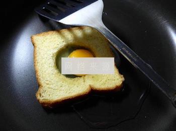 吐司煎鸡蛋的做法步骤4