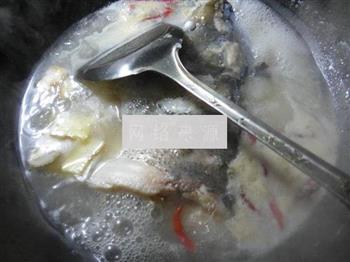 雪菜腐竹鱼头汤的做法步骤4