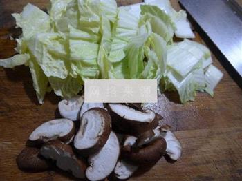 香菇白菜玉米面疙瘩的做法步骤2