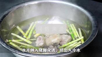 绿豆小笋煲猪脚的做法步骤4