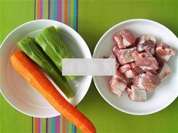 排骨烧胡萝卜莴笋的做法图解1