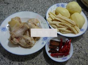腐竹土豆烧鸡翅根的做法步骤1