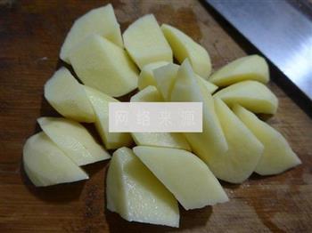 腐竹土豆烧鸡翅根的做法步骤2