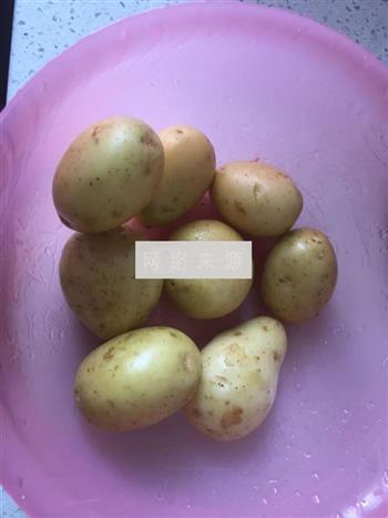香煎小土豆的做法图解1