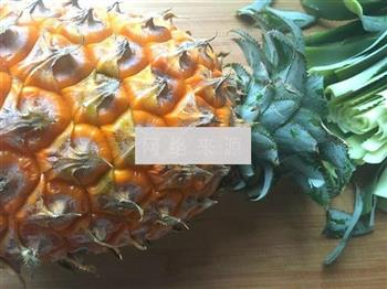 泰式菠萝海鲜饭的做法图解1