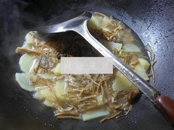 笋干菜鱿鱼炒土豆的做法步骤7