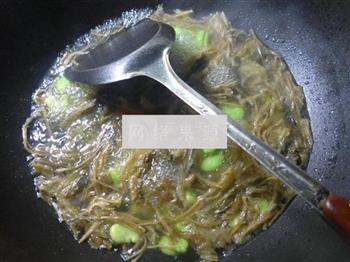 笋干菜蚕豆汤的做法图解4