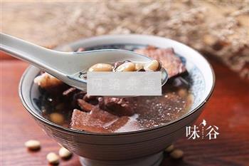 双豆土茯苓猪骨汤的做法步骤5