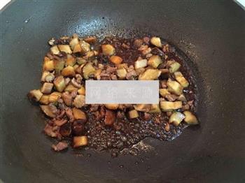 香菇酱油炒饭的做法步骤5