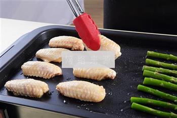 柠香烤鸡中翅配芦笋的做法步骤2