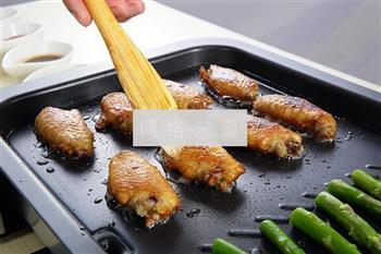 柠香烤鸡中翅配芦笋的做法步骤3
