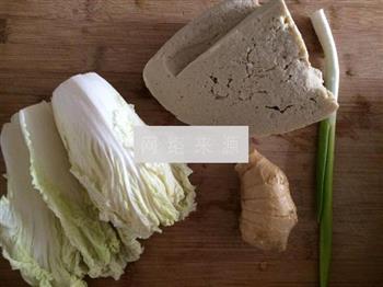 冻豆腐炖白菜的做法图解1