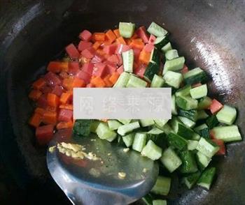 黄瓜火腿蛋炒饭的做法步骤4