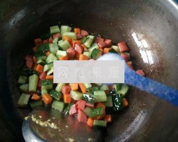 黄瓜火腿蛋炒饭的做法步骤5