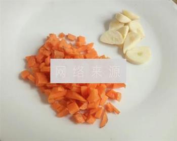 卷心菜胡萝卜炒肉沫的做法步骤2