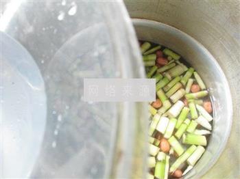 野山笋炒花生米的做法步骤5