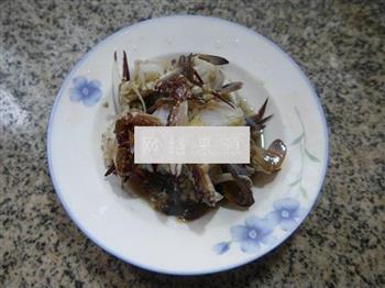 泡菜炒螃蟹的做法步骤2