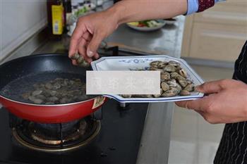香菇豆豉炒花蛤的做法步骤3