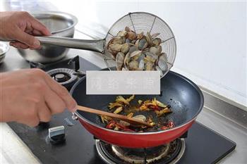 香菇豆豉炒花蛤的做法图解4
