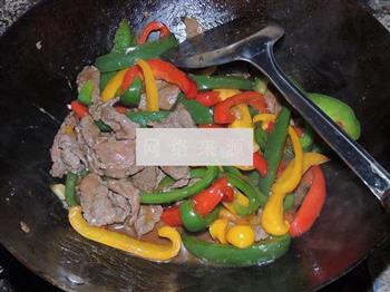 三色彩椒炒牛肉的做法步骤6