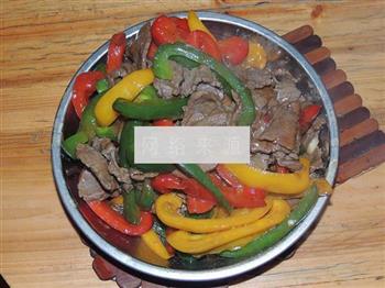 三色彩椒炒牛肉的做法步骤7