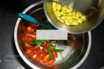 罗勒番茄拌面的做法步骤4