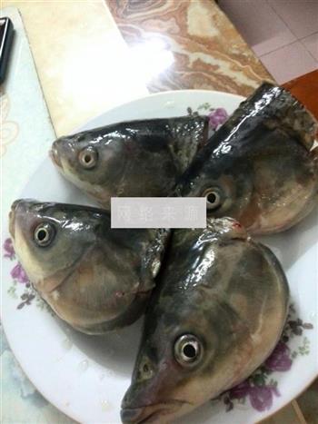 砂锅鱼头的做法步骤1