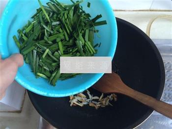 绿豆芽韭菜炒木耳的做法图解5