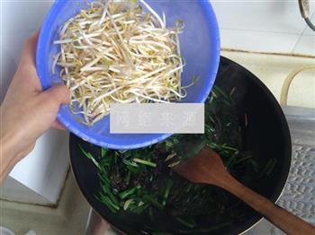绿豆芽韭菜炒木耳的做法图解7