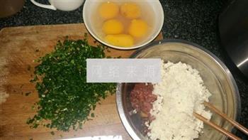马蹄肉葱鸡蛋卷的做法步骤2