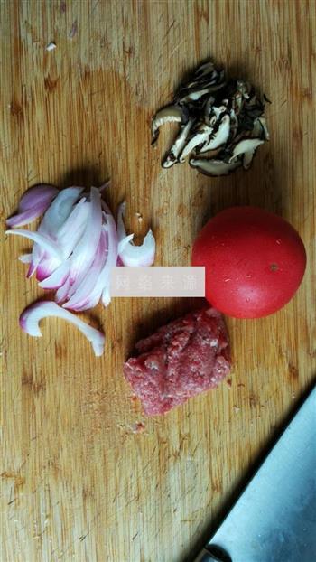 意大利面香菇肉酱的做法图解1